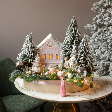 076. Новогодняя композиция с елочками, розовым домиком и снеговичками и нежным декором