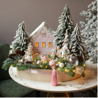 076. Новогодняя композиция с елочками, розовым домиком и снеговичками и нежным декором