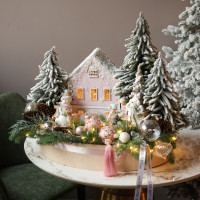 076. Новогодняя композиция с елочками, розовым домиком и снеговичками и нежным декором