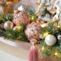 076. Новогодняя композиция с елочками, розовым домиком и снеговичками и нежным декором