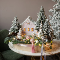 076. Новогодняя композиция с елочками, розовым домиком и снеговичками и нежным декором