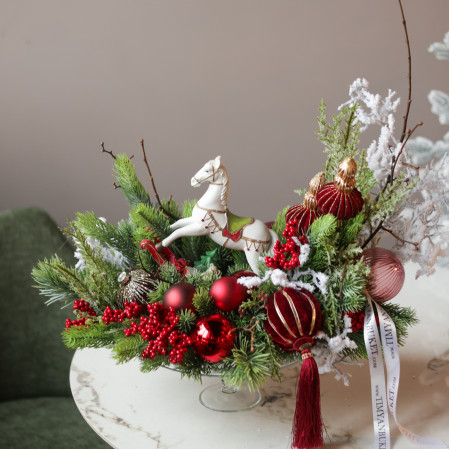 077. Новогодняя композиция на парящей подставке с красным декором и лошадкой-качалкой