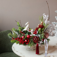 077. Новогодняя композиция на парящей подставке с красным декором и лошадкой-качалкой