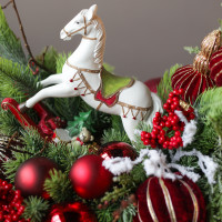 077. Новогодняя композиция на парящей подставке с красным декором и лошадкой-качалкой