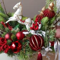 077. Новогодняя композиция на парящей подставке с красным декором и лошадкой-качалкой