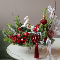 077. Новогодняя композиция на парящей подставке с красным декором и лошадкой-качалкой