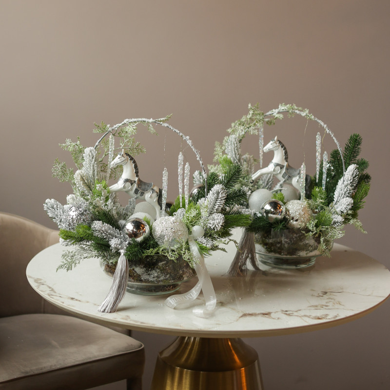 078. Новогодняя композиция в кашпо с серебряным декором и лошадкой-качалкой