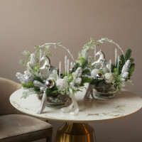 078. Новогодняя композиция в кашпо с серебряным декором и лошадкой-качалкой