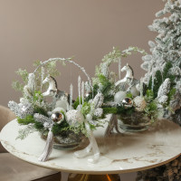 078. Новогодняя композиция в кашпо с серебряным декором и лошадкой-качалкой