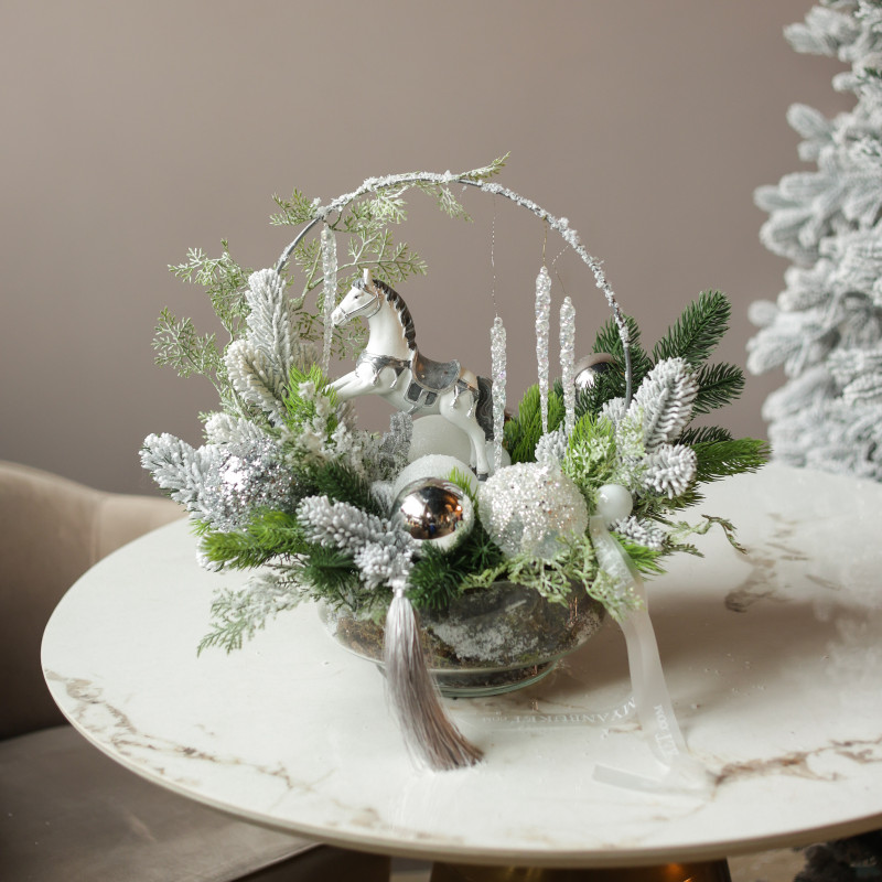 078. Новогодняя композиция в кашпо с серебряным декором и лошадкой-качалкой