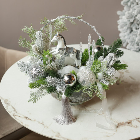 078. Новогодняя композиция в кашпо с серебряным декором и лошадкой-качалкой