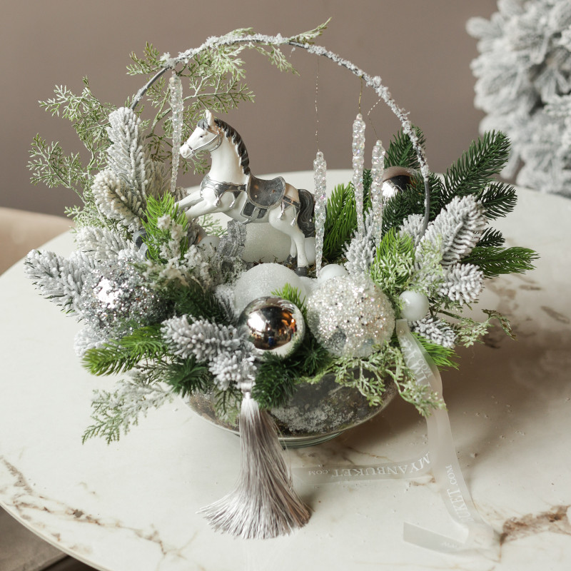 078. Новогодняя композиция в кашпо с серебряным декором и лошадкой-качалкой