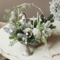 078. Новогодняя композиция в кашпо с серебряным декором и лошадкой-качалкой