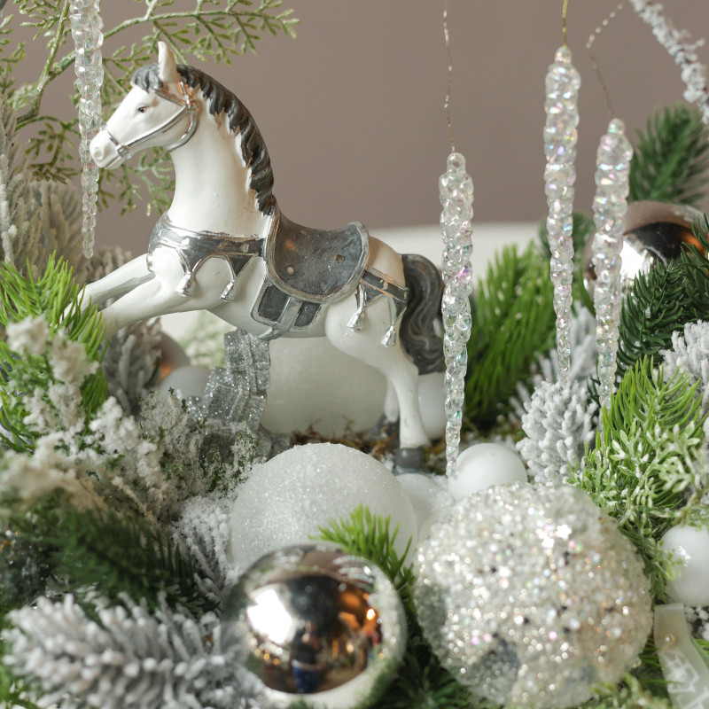 078. Новогодняя композиция в кашпо с серебряным декором и лошадкой-качалкой