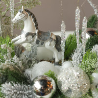 078. Новогодняя композиция в кашпо с серебряным декором и лошадкой-качалкой