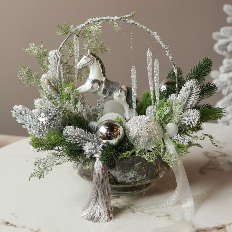 078. Новогодняя композиция в кашпо с серебряным декором и лошадкой-качалкой