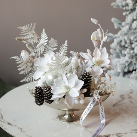 079. Интерьерная новогодняя композиция с белыми цветами в серебряном кашпо 