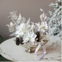 079. Интерьерная новогодняя композиция с белыми цветами в серебряном кашпо 