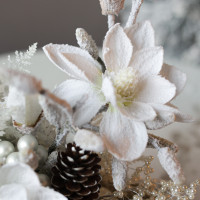 079. Интерьерная новогодняя композиция с белыми цветами в серебряном кашпо 