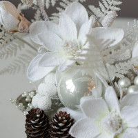 079. Интерьерная новогодняя композиция с белыми цветами в серебряном кашпо 