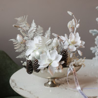 079. Интерьерная новогодняя композиция с белыми цветами в серебряном кашпо 