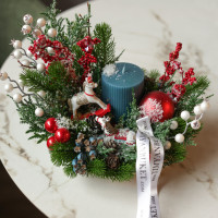 080. Новогодняя композиция со свечой и белыми лошадками/коровками (на выбор)