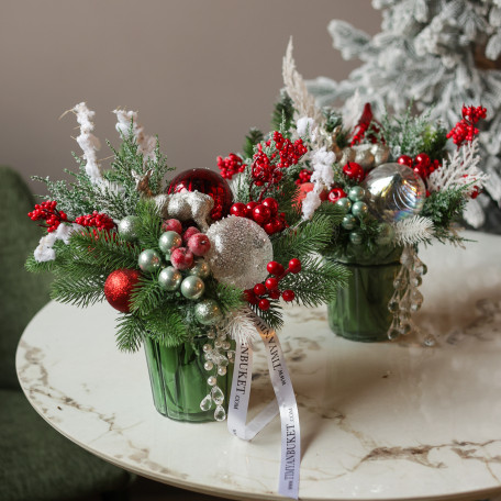 082. Новогодняя композиция в стакане с красно-серебряным декором 