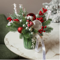 082. Новогодняя композиция в стакане с красно-серебряным декором 