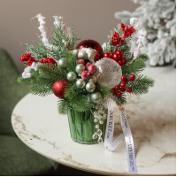 082. Новогодняя композиция в стакане с красно-серебряным декором 