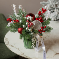 082. Новогодняя композиция в стакане с красно-серебряным декором 