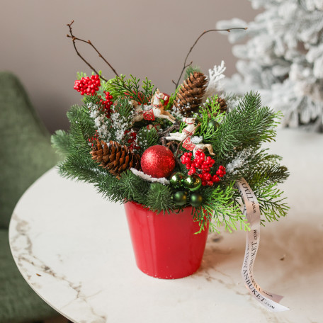 083. Новогодняя композиция в красном кашпо с лошадками