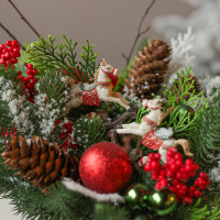 083. Новогодняя композиция в красном кашпо с лошадками