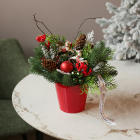 083. Новогодняя композиция в красном кашпо с лошадками