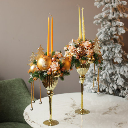 084. Новогодняя композиция в высоком золотом бокале с длинными свечами