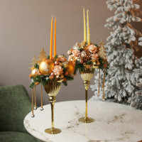 084. Новогодняя композиция в высоком золотом бокале с длинными свечами