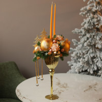 084. Новогодняя композиция в высоком золотом бокале с длинными свечами
