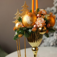 084. Новогодняя композиция в высоком золотом бокале с длинными свечами