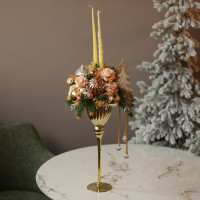 084. Новогодняя композиция в высоком золотом бокале с длинными свечами