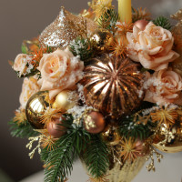 084. Новогодняя композиция в высоком золотом бокале с длинными свечами