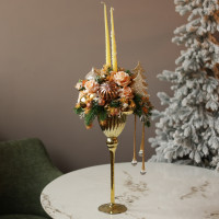 084. Новогодняя композиция в высоком золотом бокале с длинными свечами