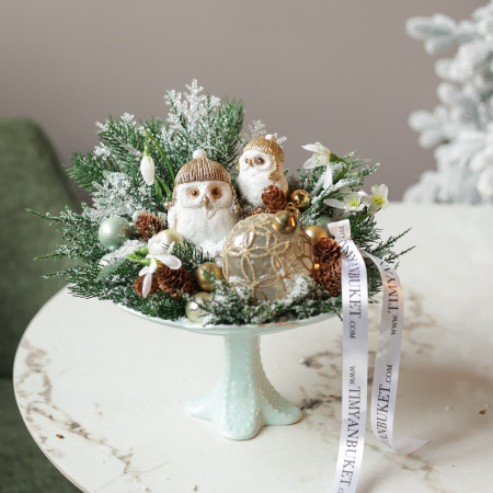 086. Новогодняя композиция на керамической подставке на ножке с парочкой филинов в шапочках