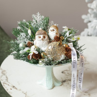 086. Новогодняя композиция на керамической подставке на ножке с парочкой филинов в шапочках