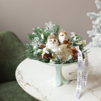 086. Новогодняя композиция на керамической подставке на ножке с парочкой филинов в шапочках