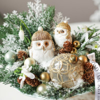 086. Новогодняя композиция на керамической подставке на ножке с парочкой филинов в шапочках