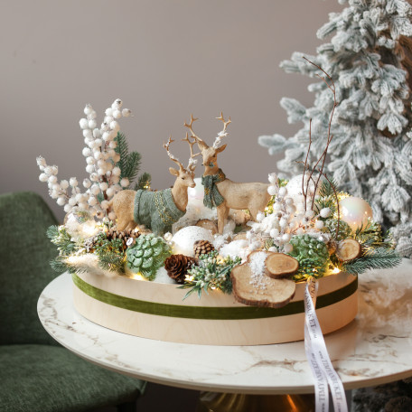 088. Новогодняя композиция в деревянном кашпо со ягодами, спилами и благородными оленями