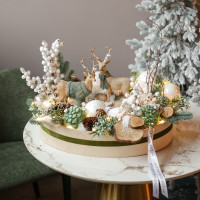 088. Новогодняя композиция в деревянном кашпо со ягодами, спилами и благородными оленями