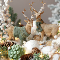 088. Новогодняя композиция в деревянном кашпо со ягодами, спилами и благородными оленями