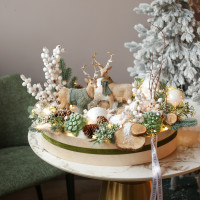 088. Новогодняя композиция в деревянном кашпо со ягодами, спилами и благородными оленями