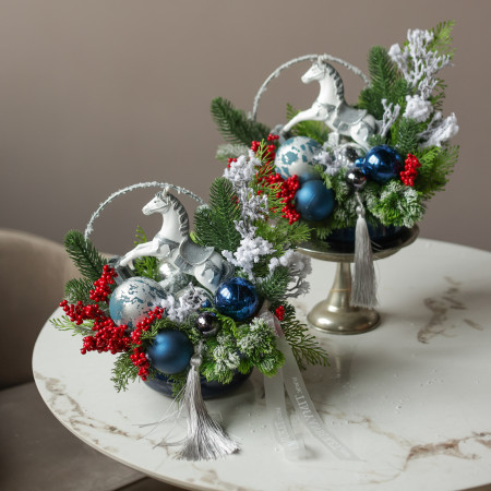 089. Новогодняя композиция с бело-сине-красным декором и лошадкой