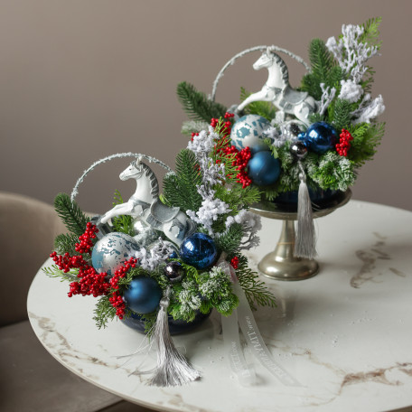 089. Новогодняя композиция с бело-сине-красным декором и лошадкой